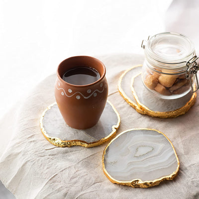 Posavasos de geoda de ágata blanca de corte natural con borde chapado
