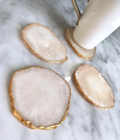 Posavasos de geoda de ágata blanca de corte natural con borde chapado