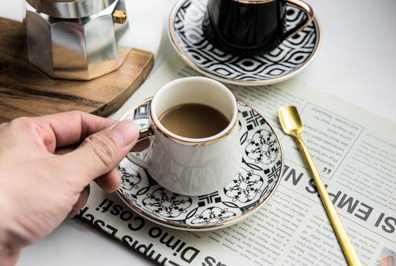 Tazas de café expreso/turco con plato y cucharadita