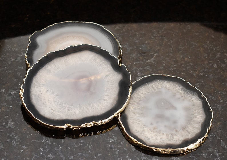 Posavasos de geoda de ágata negra de corte natural con borde chapado en oro o plata
